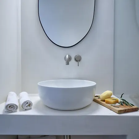 The Bright And Elegant Akira Náoussa